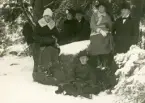 Ett sällskap bestående av tre män och tre kvinnor, tar en paus under en vinterpromenad.
