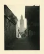 Vy över kyrkobyggnaden St. Nikolaus-münster från en gränd i Überlingen, Tyskland (enligt text i album).