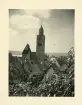 Vy över kyrkobyggnaden St. Nikolaus-münster från museiparken, Überlingen, Tyskland (enligt text i album).