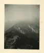 Dimmorna svepte över bergen och skymde utsikten i de bayerska alperna i Tyskland (enligt text i album).
