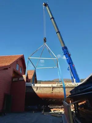 Vi ser føringsbåten Markol  heises på land for restaurering, inn på fartøyvernsenteret i Norheimsund