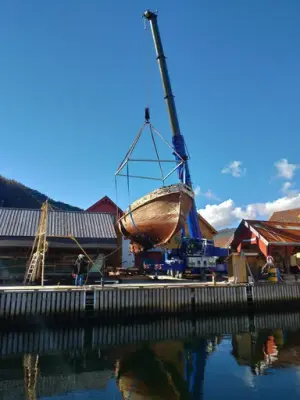 Vi ser føringsbåten Markol  heises på land for restaurering