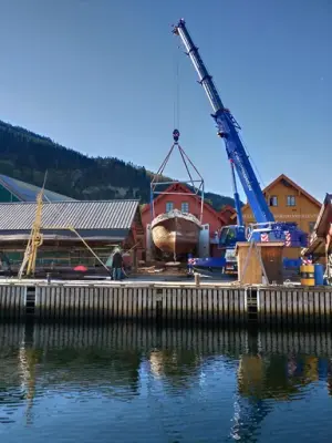 Vi ser hekken på føringsbåten Markol når den heises på land for restaurering