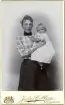 Kvinna med bebis, fotografi från Hedvig Ulfsparres familj.