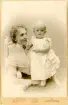 Kvinna med bebis, fotografi från Hedvig Ulfsparres familj.