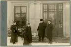 På trappan till Hofors Herrgård, från vänster i bild; Hedvig Ulfsparre, ej namngiven kvinna med hund, bruksdisponent Per Eriksson samt ej namngiven man.