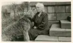 Hedvig Ulfsparre med hund, Kungsgårdens herrgård.