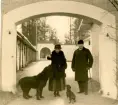 Hedvig Ulfsparre och Per Eriksson med hundarna Hector och Solmon (taxen), Hofors Herrgård 1925.