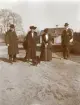 Fredrik Ulfsparre (till vänster i bild), två ej namngivna kvinnor med en hund samt disponent Per Eriksson (till höger i bild), Kungsgårdens herrgård.