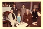Hedvig Ulfsparre (sittandes i mitten) med familjen Björklund, 28/11 1959.