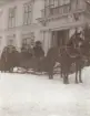 Två hästar med släde och människor utanför Hofors herrgård.