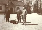 Disponent Per Eriksson med hund (mitten i bild) med två ej namngivna män, Kungsgårdens herrgård. I bakgrunden syns en av flygelbyggnaderna.
