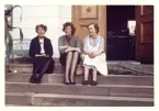 Maggie, Marrianne samt Inez Ulfsparre, Kungsgårdens herrgård 1963.