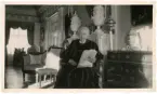 Ester Broström, född Queckfeldt, i salongen på Kungsgårdens herrgård.