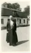 Ester Broström, född Queckfeldt, Kungsgårdens herrgård 1940-tal. I bakgrunden syns en av flygelbyggnaderna.