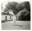 Inez Ulfsparre på Kungsgårdens herrgård, 1956. I bakgrunden syns en av flygelbyggnaderna.