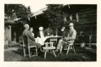 Konstnären Gustaf Ankarcrona (andra från höger) med sällskap runt ett brod, Holen i Tällberg 1933.