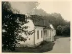 Två av flygelbyggnaderna vid Kungsgårdens herrgård.