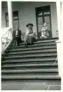 Hedvig Ulfsparre (mitten), hennes kusin Helena Ljungh (till vänster) samt en ej namngiven flicka, Kungsgårdens herrgård.