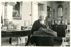 Hedvig Ulfsparre sitter och syr för hand i Kungsgårdens herrgård.