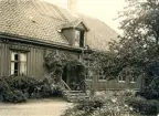 Exteriörbild av fröknarna Ulfsparres hem med trädgård, Östra Storg. 74, Jönköping.