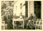 Kungsgårdens herrgård; från vänster: Fredrik Ulfsparre, okänd, Hedvig Ulfsparre, okänd, Ester Broström samt 