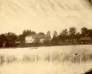 Fotografi från Hedvig Ulfsparres familj som tycks visa Hubbestad säteri runt slutet av 1800-talet.