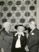 Hedvig Ulfsparre (mitten) med en kvinna och en man framför en stor matta.