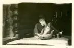 Konstnären Gustaf Ankarcrona med en katt, Holen i Tällberg.