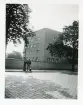 Haus der Jugend i Dresden, Tyskland (enligt text i album). Vandrarhem men användes ett tag under nazisttiden som ledarskapsskola för Hitlerjugend och under andra världskriget som sjukhus (källa: Dresdens stadsdel).