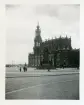 Katolische Hofkirche i Dresden, Tyskland (enligt text i album). Statyn som syns i mitten framför kyrkan är ryttarstatyn av saxiska kungen Johan av Sachsen (källa:Wikipedia).