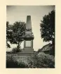 Minnesmärke över de i kriget 1870-71 fallna (och namnen på alla fr. Meersb. deltagande) Meersburg, Tyskland (enligt text i album och baksida kort).