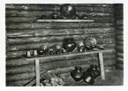 I krukmakarens hus: Färdiga lerkärl, i de rekonstruerade pålbyggnaderna vid Pfalbaumuseum, Unteruhldingen, Tyskland.