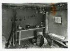 I herdens hus: mejeri/ysteri, till höger degtråg, inne i de rekonstruerade pålbyggnaderna vid Pfalbaumuseum, Unteruhldingen, Tyskland.