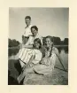 Utflykt till Birnau, Tyskland (enligt text i album). Text baksida kort: V-H Bengt Hultin, Fru Uhlenhoff, av småflickorna är den till höger dotter i huset, sommaren 1938.