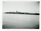 Vy över Friedrichshafen där man ser barockkyrkan, Schlosskirche torn, Tyskland (enligt text i album).