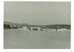 I bakgrunden syns Dornier-verken i Friedrichshafen, Tyskland (enligt text i album).