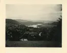 Waldshut. I bakgrunden Rhen och Aare (enligt text i album). Text baksida kort: Waldshut. Vägen t. Haspel (en naturskön bergsrygg i södra Tyskland).