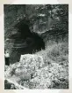 Stora Förvar (öns största grotta) på Stora Karlsö, Gotland (enligt text i album). Grottan har anor som boplats från stenåldern och undersöktes under omfattande arkeologiska utgrävningar mellan 1888 och 1893 (källa Wikipedia).