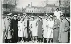 Utanför kafé Neptun morgonen efter festen kl. 6.00, Gävle. V-H Leif, Blix, Hammarström, Landfors, Gunvor, Tillman, Sven Andersson, Gisela, Kerstin, Sten Lövgren, Alf Sjökvist, Bengt Norlén, Marianne, J.E. Nyberg, Enberg, Valborg, Norlander (enligt text i album).