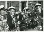 Studentexamen 18/5 1940 på rådhustorget, Gävle. V-H Birger Magnusson (fotbollsspelare SAIK), Sten Löfgren (ingenjör Vattenfall), Ture Aldén (jur. kand Sthlm), Bengt Hultin (enligt text i album och baksida kort).