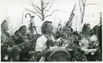 Studentexamen 1:a dagen, 18/5 1940, Gävle. Text baksida kort: V-H Ove Dahlström (militär), Ture Aldén (delvis skymd), G. Hammarström, Bengt Hultin (delvis skymd), Gisela Lindblom, Marianne Berggren, Kerstin Nyblom, Gunvor Wingstedt (nästan skymd).