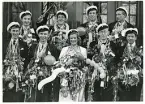 Studentexamen 3:e dagen, 20/5 1940, Gävle. Text baksida kort: övre raden fr.v. Hans Bäcklund,  Bo Cederlöf, Bertil Ekblom, Alf Sjökvist. Nedre raden fr.v. Ingemar Schröder, Sten Gramer, Valborg Normark, Anders Blix, Ingemar Larsson.