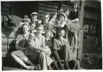 Ett sällskap i Sandviken, maj 1940. Gunvor Wingstedt, Kerstin Nyblom (värdinnan), Anders Blix, Göran Hammarström, Börje Landfors, Valborg Normark, Sven Andersson, 