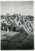 Vid Bergsjön, Göteborg. V-H. Kjell Lundström, Berglund, Dajna Fredenberg, Pytte Ahlsell, Kalle Waldenström, Hasse Ljungberg, Lasse Åsander (enligt text i album och baksida kort).