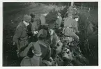 Vid bivackslagningen vid Näs, troligen 1940-41. V-H. Falk, Philip, Fredenberg, Almgren, Åsander, Björner (med ryggen mot kameran), Rosenlind (enligt text i album och baksida kort).