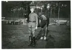 Bengt Hultin före lördag stallvakt, motionsridn. 1940-41 (enligt text i album och baksida kort).