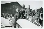 Kviberg, Göteborg. Januari-Februari 1941. V-H. Lindholm, Bengt Hultin, Dajna Fredenberg, Dahlin (enligt text i album och baksida kort).
