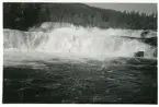 Vattenfall i Ljusnan vid kraftverket, 4 km ovanför Ljusnedal, Härjedalen, 1941 (enligt text i album och baksida kort).