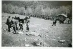 Sommarens intåg i fjällen firas vid Morvallens fäbod, 14 juni 1942. 2 batt. tågar upp med dragspelsmusik i täten, Härjedalen (enligt text i album och baksida kort).